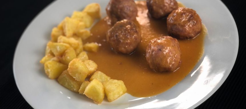 Albóndigas en salsa española