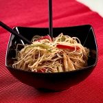 Fideos chinos de arroz con pollo y verduras