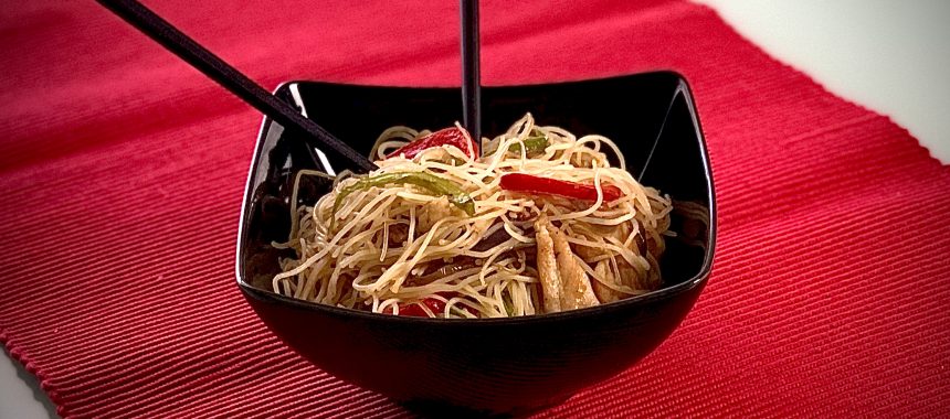 Fideos chinos de arroz con pollo y verduras