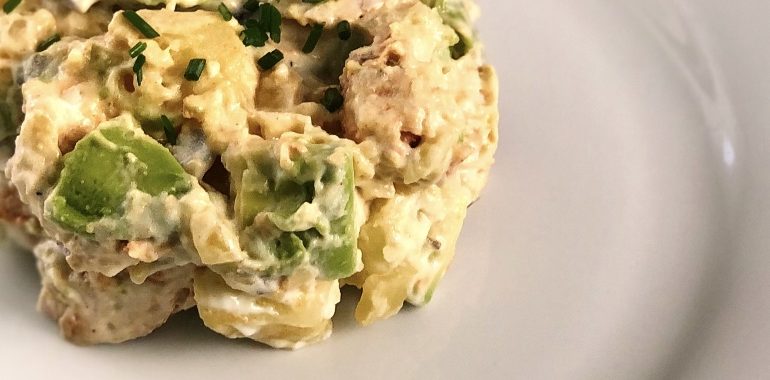 Ensaladilla de aguacate y pollo